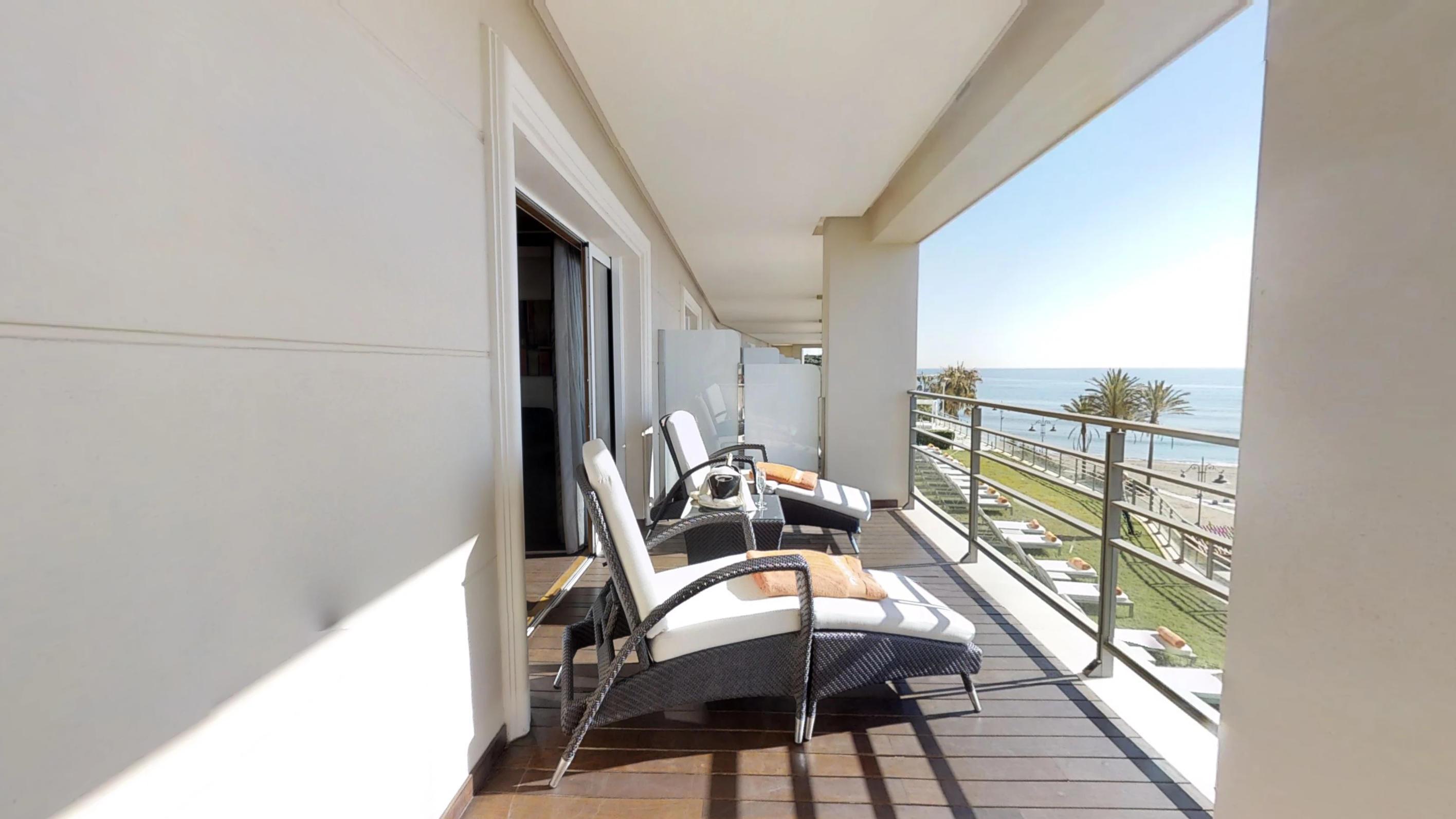 Vincci Selección Aleysa Benalmádena Exterior foto A balcony