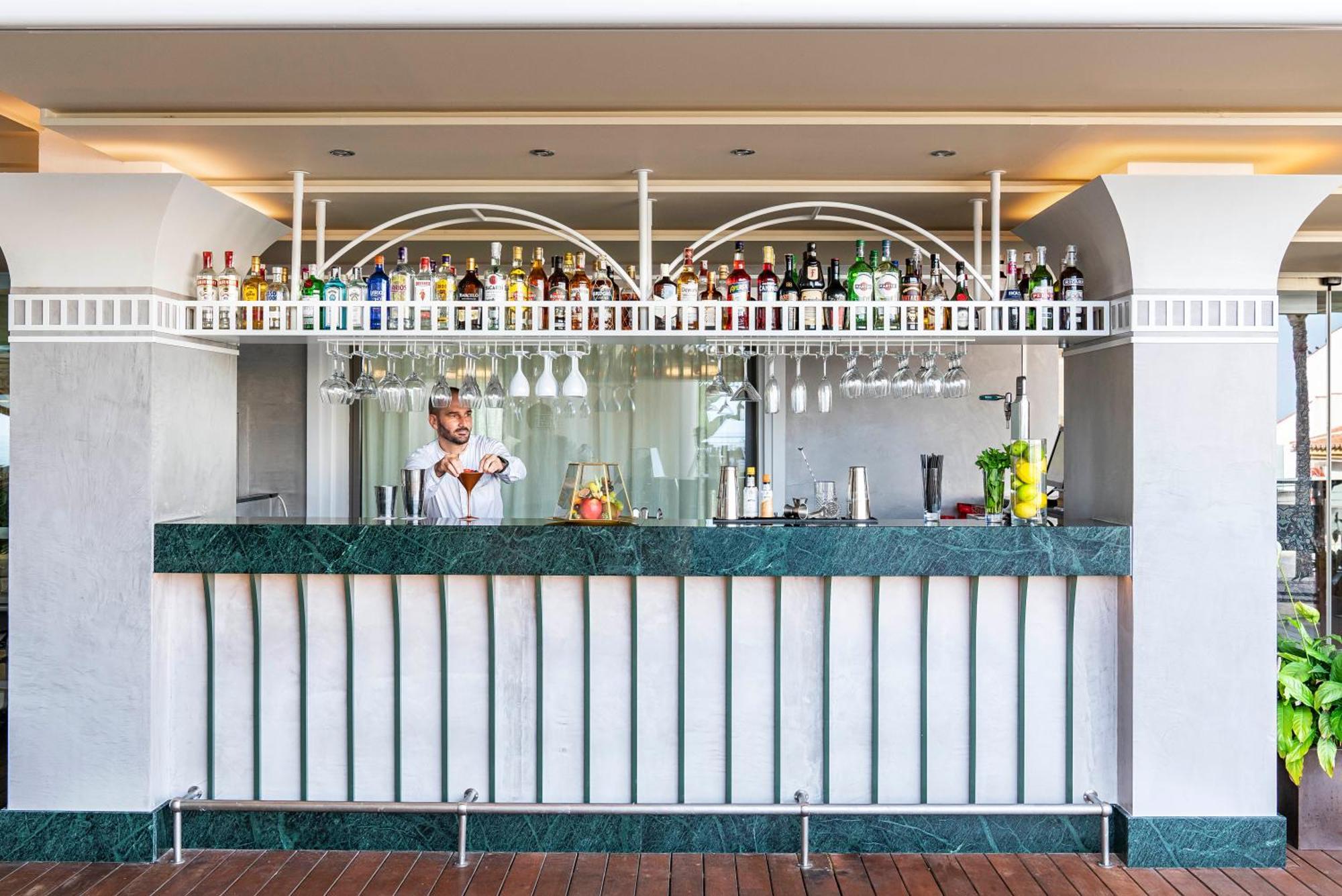 Vincci Selección Aleysa Benalmádena Exterior foto The bar at the Sky Bar