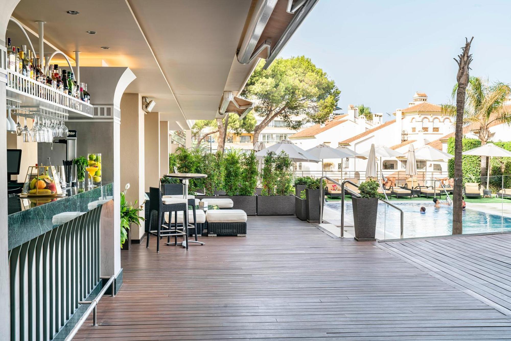 Vincci Selección Aleysa Benalmádena Exterior foto The hotel's rooftop bar