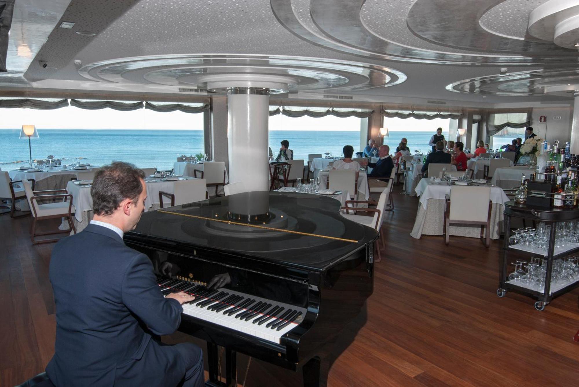Vincci Selección Aleysa Benalmádena Exterior foto The restaurant on board