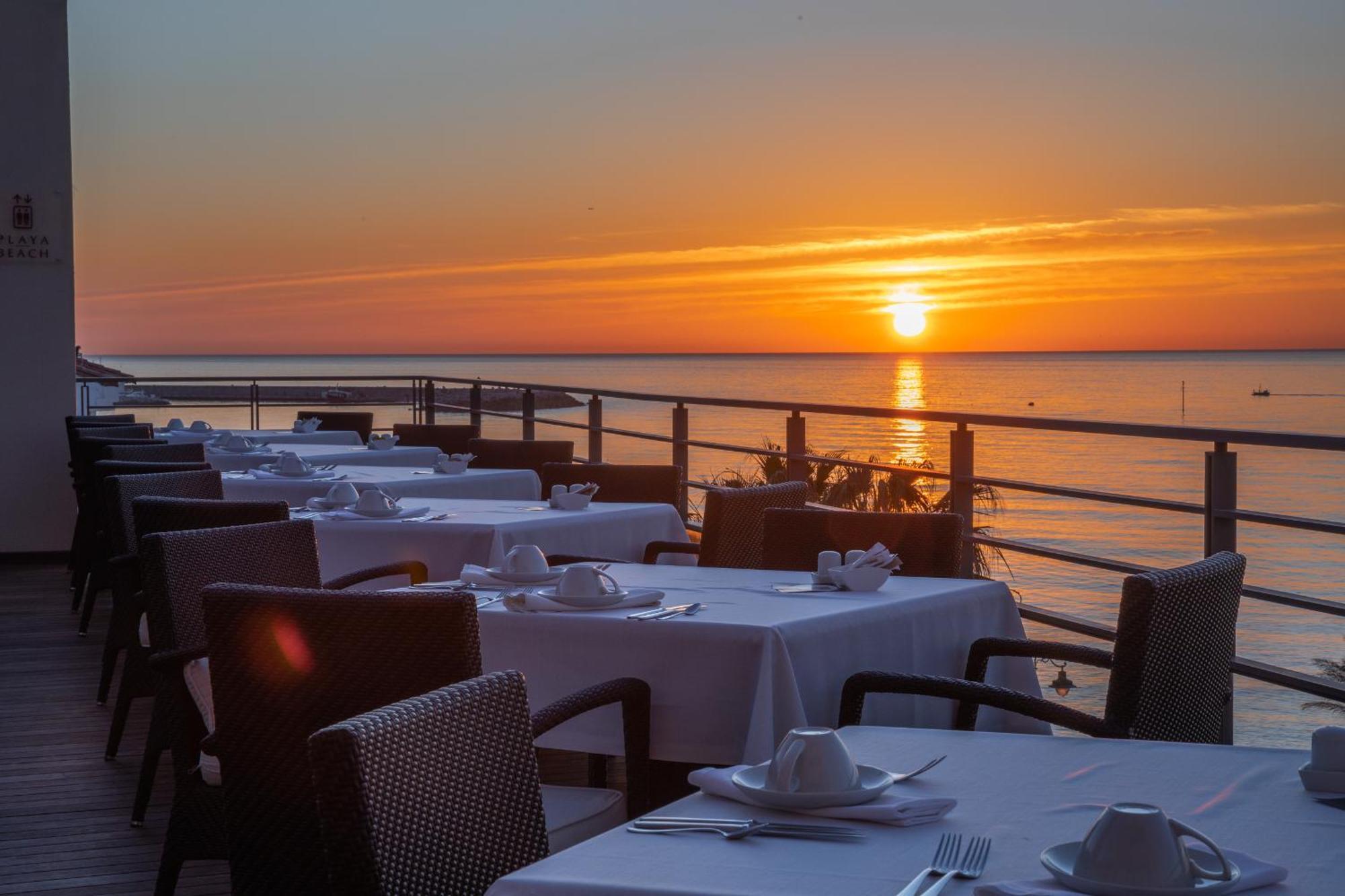Vincci Selección Aleysa Benalmádena Exterior foto Sunset at the restaurant
