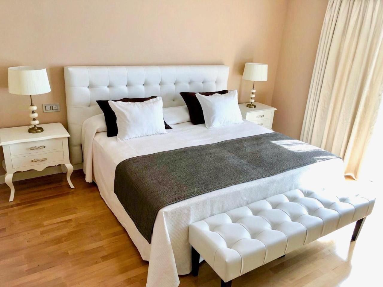 Vincci Selección Aleysa Benalmádena Exterior foto A bed with a bed runner